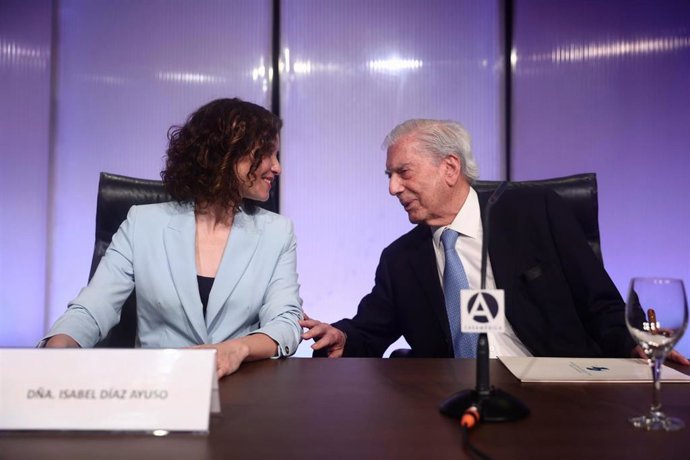 Archivo - La presidenta de la Comunidad de Madrid, Isabel Díaz Ayuso y el escritor Mario Vargas Llosa, durante el XV Foro Atlántico, en Casa América