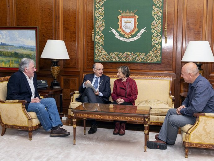 Josena Asiron Euskaltzaindiko arduradunekin