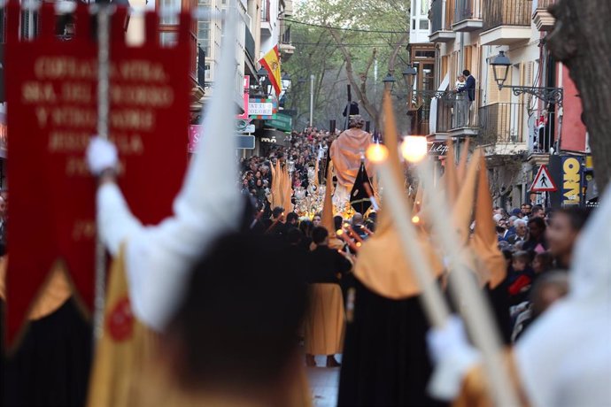 Archivo - Varios cofrades desfilan en la procesión del Cristo de la Sangre, a 6 de abril de 2023, en Palma.