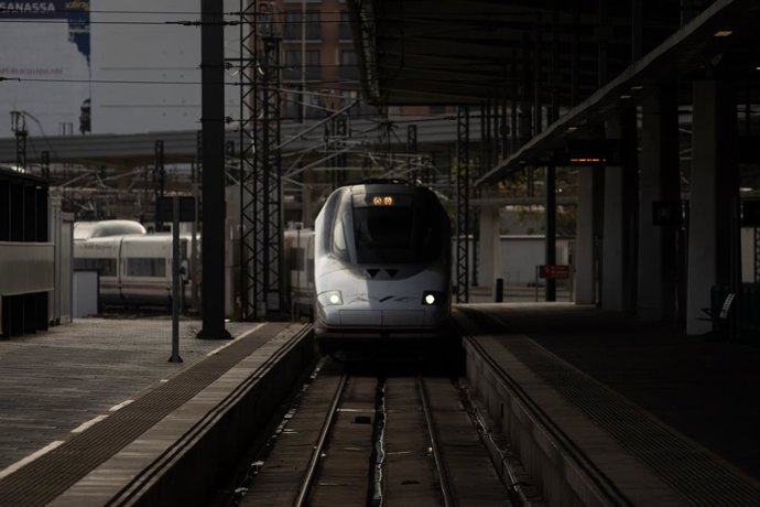 Archivo - Arxiu - El primer AVE des de l'estació de Chamartín de Madrid arriba a l'estació Joaquín Sorolla, a 14 de novembre del 2024, a València