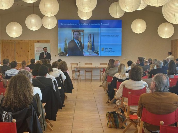 El conseller de Empresa, Empleo y Energía, Alejandro Sáenz de San Pedro, participa en la jornada ' Buenas Prácticas en la Gestión de la Incapacidad Temporal'.
