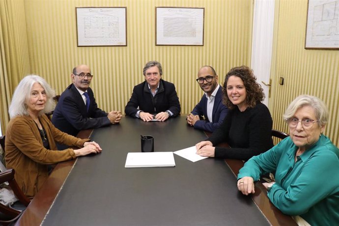 El ministro de Salud de la República Árabe Saharaui Democrática (RASD), Salek Baba, junto con representantes del intergrupo parlamentario Paz y Libertad para el Sáhara Occidental.