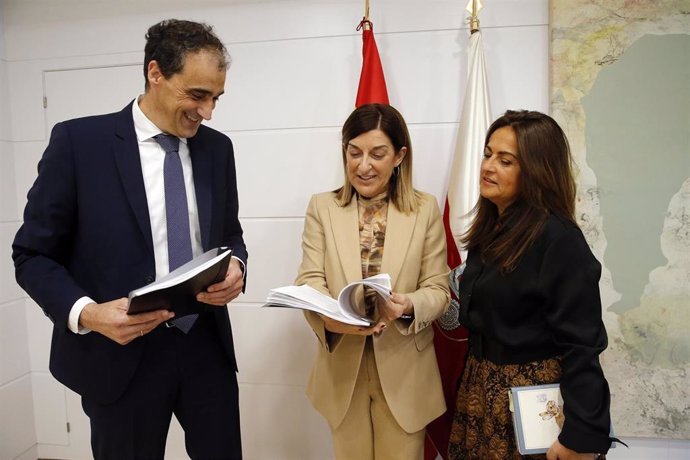 El alcalde de Alfoz de Lloredo, Enrique Bretones; la presidenta de Cantabria, María José Sáenz de Buruaga: y la consejera Begoña Gómez del Río
