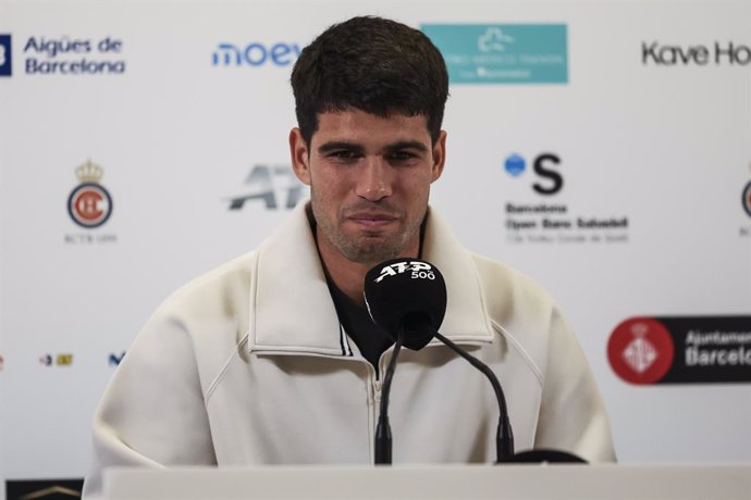 Carlos Alcaraz na coletiva de imprensa antes de sua estreia no Barcelona Open Banc Sabadell-72º Troféu Conde de Godó.