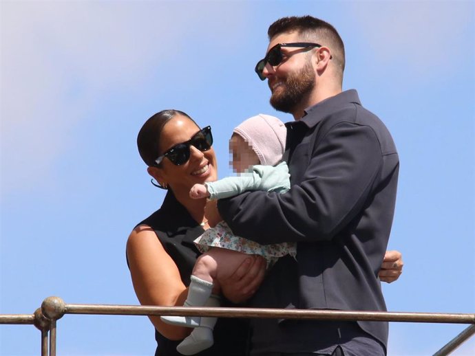 Anabel Pantoja, David Rodríguez y la pequeña Alma en un restaurante