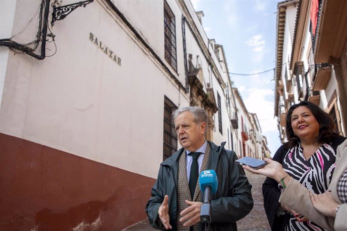 Salvador Fuentes atiente a los medios junto a Lola Amo en la calle Salazar.