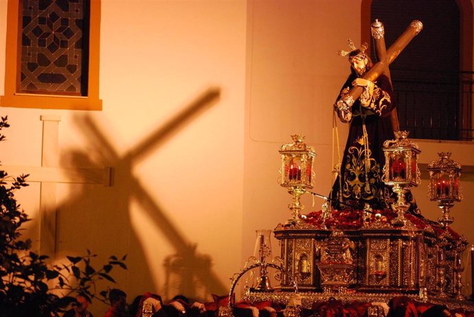 Archivo - Nuestro Padre Jesús Nazareno, por las calles de Huétor Tájar, en imagen de archivo