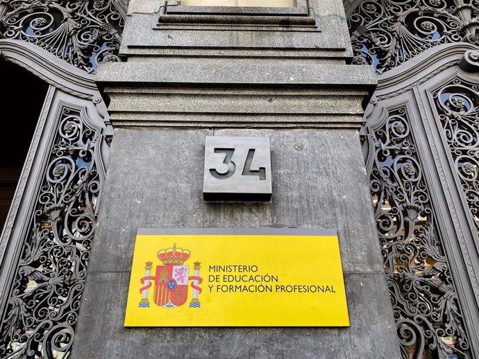 Archivo - Edificio de la sede del Ministerio de Educación y Formación Profesional, en la calle Alcalá, a 27 de julio de 2022, en Madrid (España). 