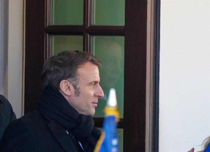 Archivo - Arquivo - 24 de fevereiro de 2025, Washington, Distrito de Columbia, EUA: O presidente francês Emmanuel Macron sai da Casa Branca e caminha de volta para a Casa Blair após uma ligação telefônica com os líderes do G7.