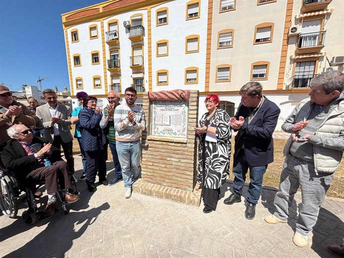 Luis García Montero en la inauguración de una plaza dedicada a Almudena Grandes en Sanlúcar (Cádiz).