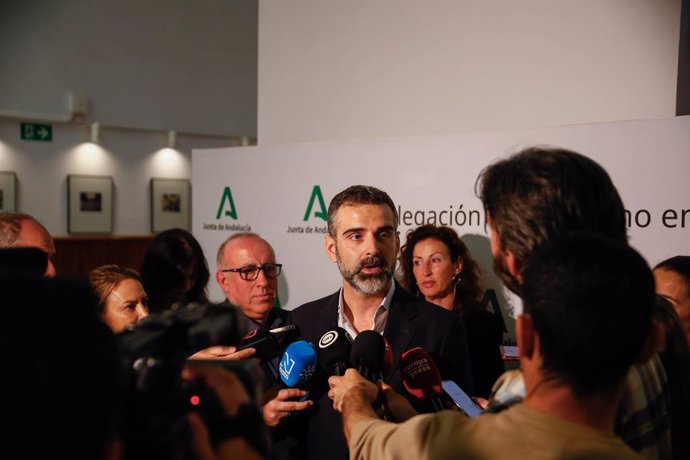 El consejero andaluz de Agricultura, Agua, Pesca y Desarrollo Rural de la Junta de Andalucía, Ramón Fernández-Pacheco, atiende a los medios de comunicación en Almería.
