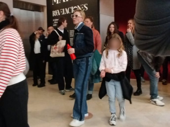 Cate Blanchett se deja ver en el Museo Thyssen durante su discreta escapada familiar a Madrid
