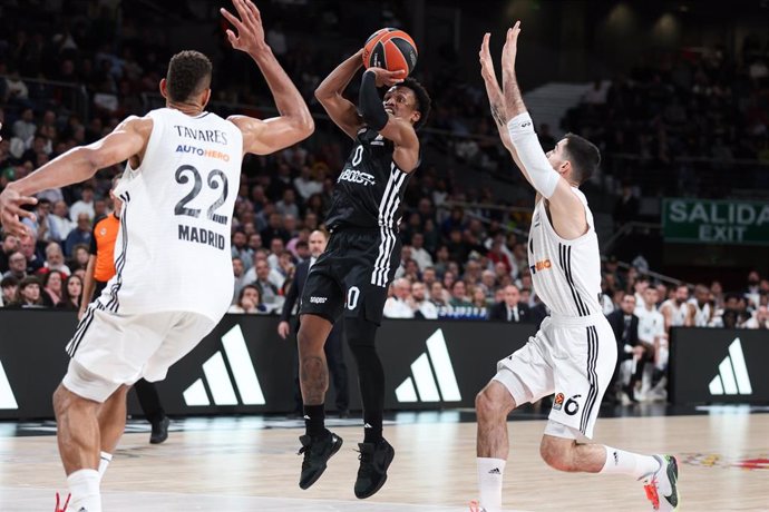 TJ Shorts intenta un lanzamiento ante Alberto Abalde y Walter Tavares en el Real Madrid-Paris Baketball de la Euroliga 24-25
