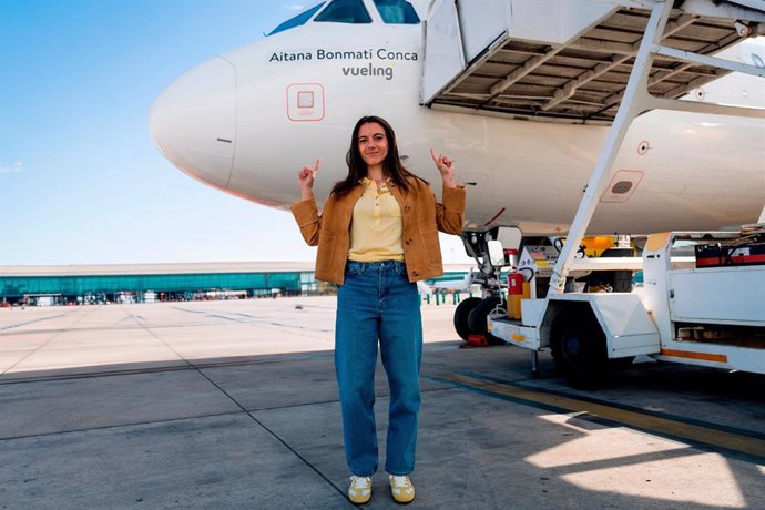 La futbolista Aitana Bonmatí amb l'avió de Vueling