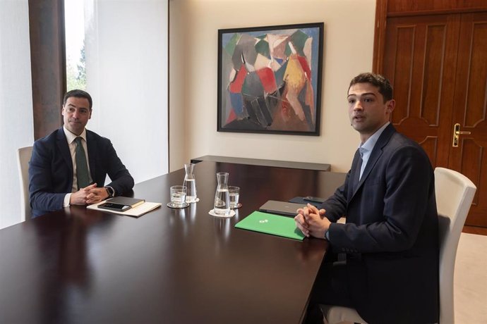 El Lehendakari, Imanol Pradales, y el portavoz del PNV en el Congreso, Joseba Díez Antxustegi