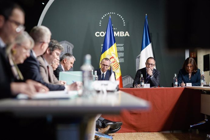 Un instante de la reunión entre ambas delegaciones