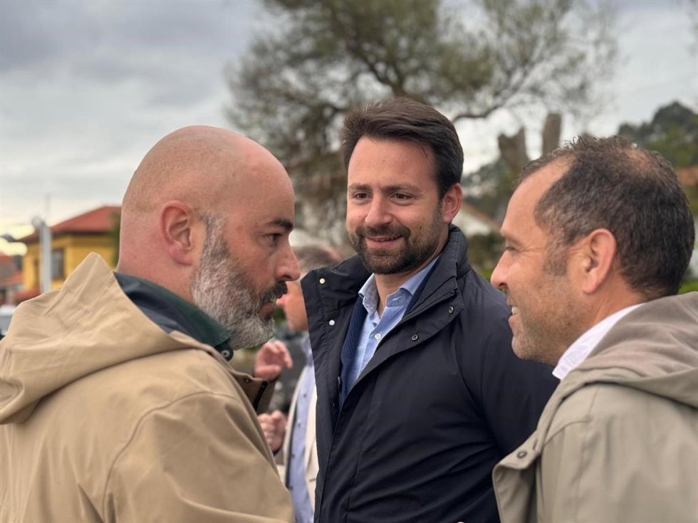 El presidente del PP, Álvaro Queipo en Ribadesella junto al alcalde Paulo García. 