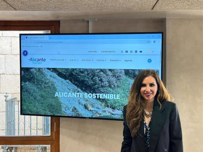 La concejala de Turismo del Ayuntamiento de Alicante, Ana Poquet, durante la presentación de la nueva web del Patronato de Turismo