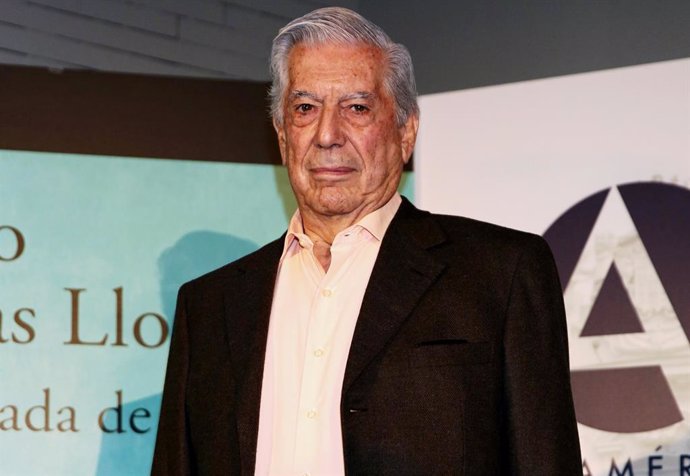 Archivo - Aunque ayer Mario Vargas Llosa e Isabel Preysler se encontraban de visita en el Observatorio del Rosque de Los Muchachos de La Palma, hoy el premio Nobel se encuentra ingresado en la clínica Rúber de la madrileña calle de Juan Bravo tras sufrir 