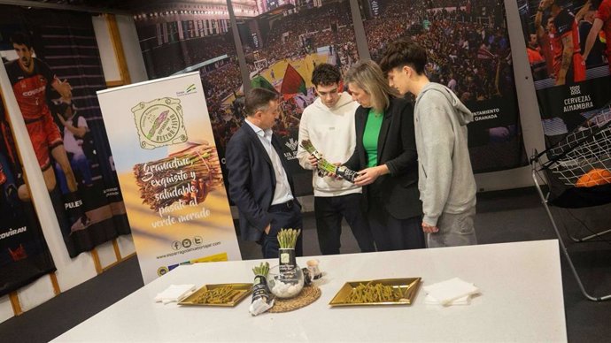 La IGP Espárrago de Huétor Tájar en la acción promocional en el partido de baloncesto de este pasado domingo