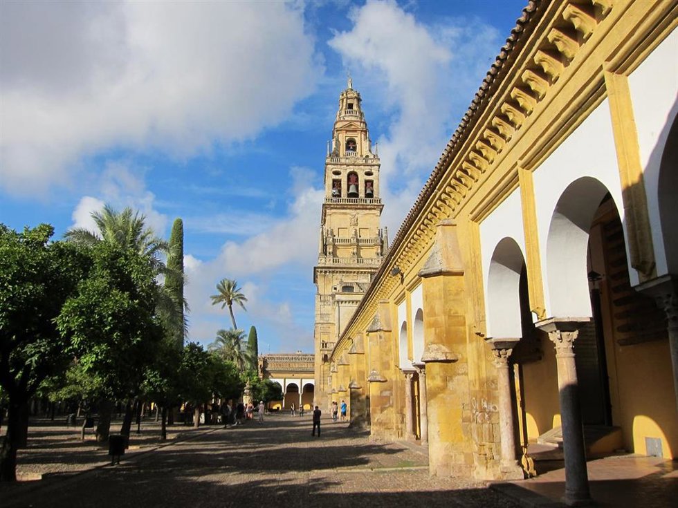 Columnas y machones (dcha.) en la galería norte del Patio de los Naranjos.