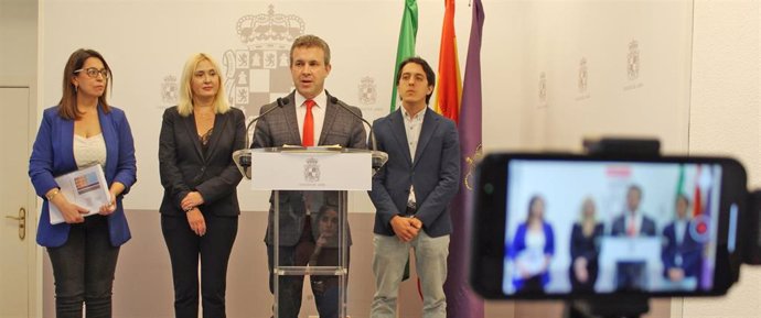 Julio Millán hace balance de los primeros 100 días de gobierno PSOE-JM+ acompañado por África Colomo, María Espejo y Luis García.