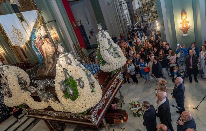 La alcaldesa de Cartagena entrega a la imagen de la Piedad la toalla conmemorativa de su centenario