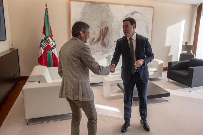 El parlamentario de Sumar, Jon Hernández, ha abierto este lunes en la sede de Lehendakaritza, en Vitoria-Gasteiz, la ronda de contactos iniciada por el lehendakari, Imanol Pradales