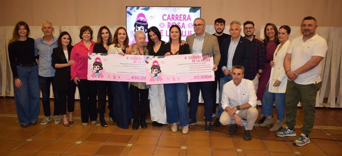 Los Palacios y Villafranca entrega 30.290 euros a la AECC recaudados en la 8ª Carrera Rosa de la Muje