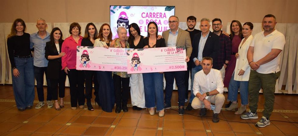 Los Palacios y Villafranca entrega 30.290 euros a la AECC recaudados en la 8 Carrera Rosa de la Muje