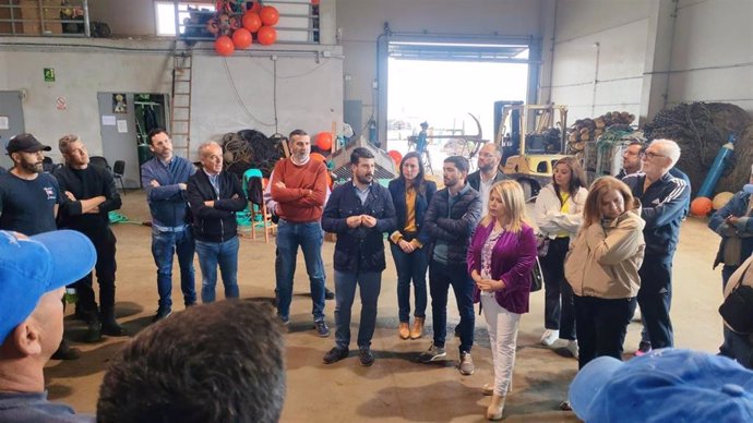 La diputada socialista y presidenta del PSOE de Cádiz, Mamen Sánchez, en una reunión con representantes de las almadrabas