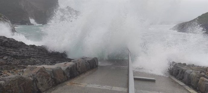 Archivo - Temporal de fuerte oleaje, olas en la playa de Pormenande, en el concejo de El Franco, en el occidente asturiano en una imagen de archivo.