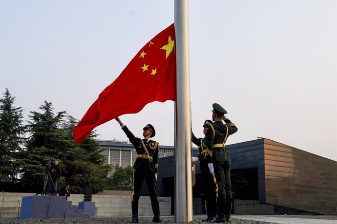 Uns militars hissant la bandera de la Xina