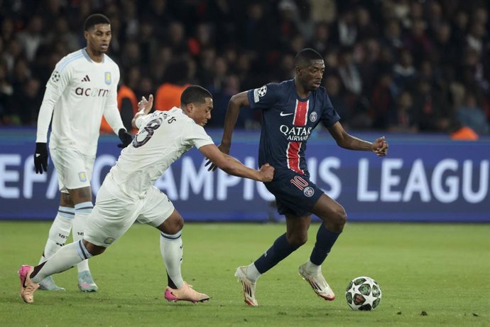 El atacante del PSG Ousmane Dembélé, ante el centrocampista del Aston Villa Youri Tielemans, en la ida de cuartos de final de la Champions League 2024-2025. 