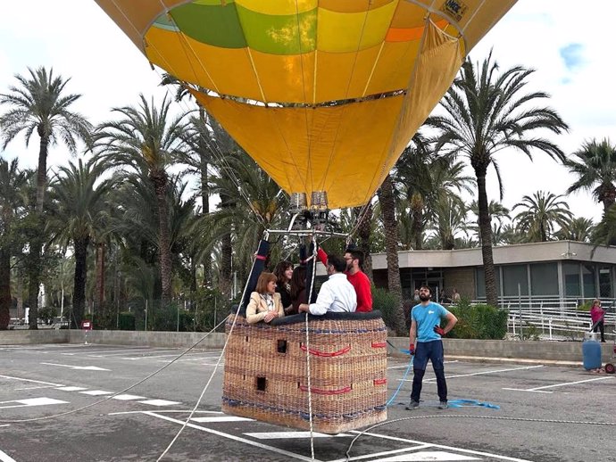 Elche (Alicante) ofrece sobrevolar en globo el Palmeral por el Año Jubilar todos los sábados hasta noviembre