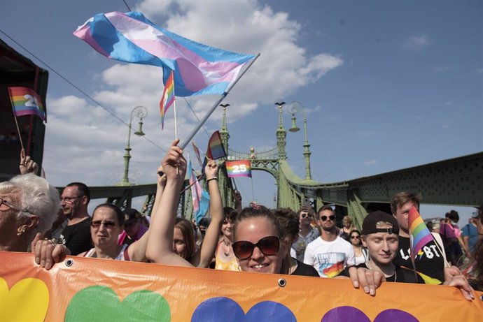 Archivo - Banderas LGTBI en la marcha del Orgullo de Budapest