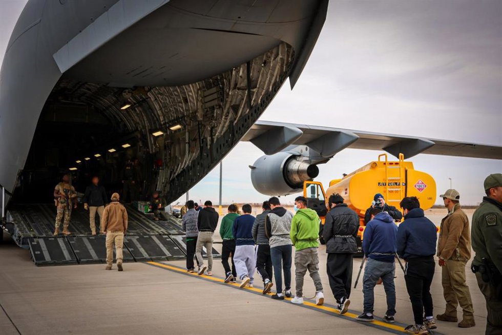 Archivo - Imagen de archivo de migrantes en Estados Unidos subiendo a bordo de un avión de la Fuerza Aérea para ser deportados