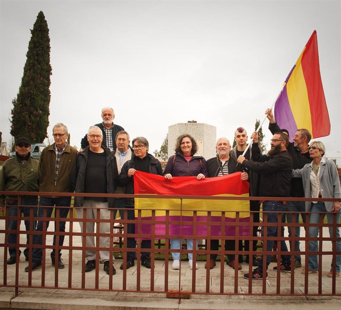 Conmemoración de IU y el PCE del Día de la República en el Patio 42 del cementerio de Toledo.