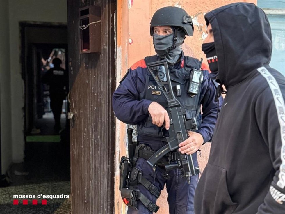 Agentes de los Mossos d'Esquadra en una entrada y registro en una casa de Vilanova del Camí (Barcelona) que se usaban como punto de venta de cocaína