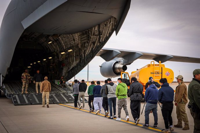 Archivo - Arquivo - 28 de janeiro de 2025, El Paso, Tx, Estados Unidos: Migrantes equatorianos sem documentos embarcam em uma aeronave militar C-17 da Força Aérea dos EUA para um voo de remoção no Biggs Army Airfield, em 28 de janeiro de 2025, em El Paso,