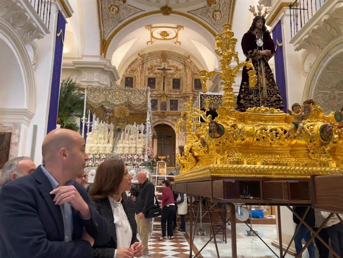 Junto al alcalde del municipio, Manuel Almohalla, la delegada de la Junta, Patricia Navarro, ha conocido el nuevo trono de la Hermandad del Dulce Nombre, que procesionará este Viernes Santo.