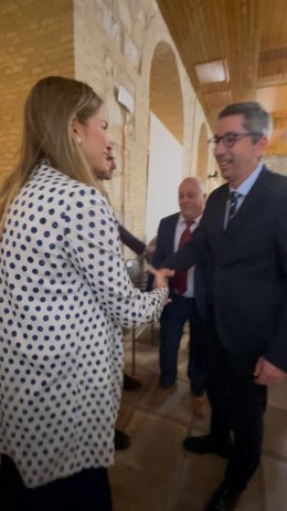 Ma ministra Sara Aagesen saluda al presidente de JM+, Juan Manuel Camacho