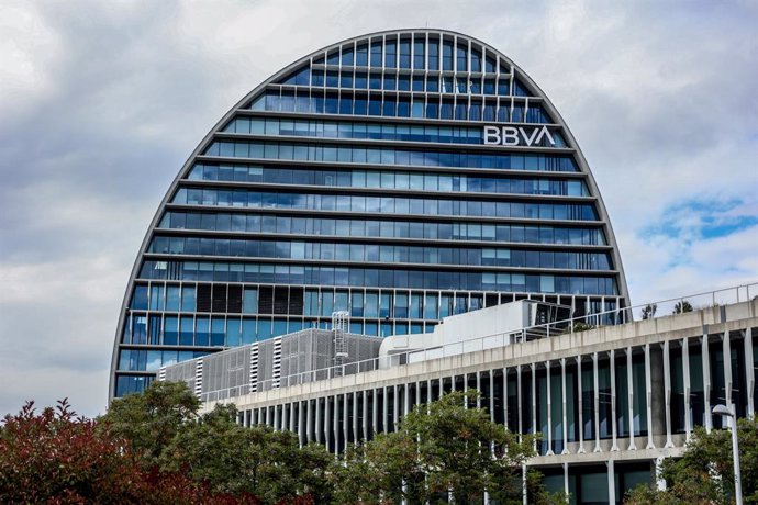 Archivo - Fachada del edificio ‘La Vela’, en la ciudad del BBVA, a 30 de abril de 2024, en Madrid (España). 