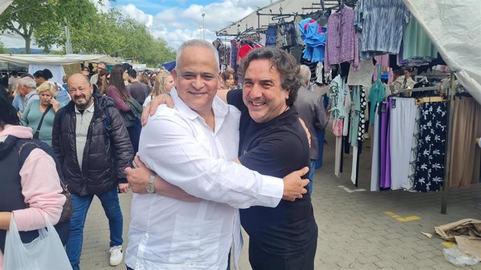 Villa Miranda y Torcuato se abrazan en el Mercadillo del Arenal.