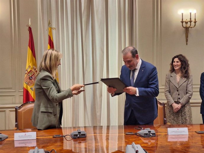 La presidenta del Tribunal Supremo y del Consejo General del Poder Judicial (CGPJ), Isabel Perelló, y el conseller de Justicia y Calidad Democrática de la Generalitat, Ramon Espadaler