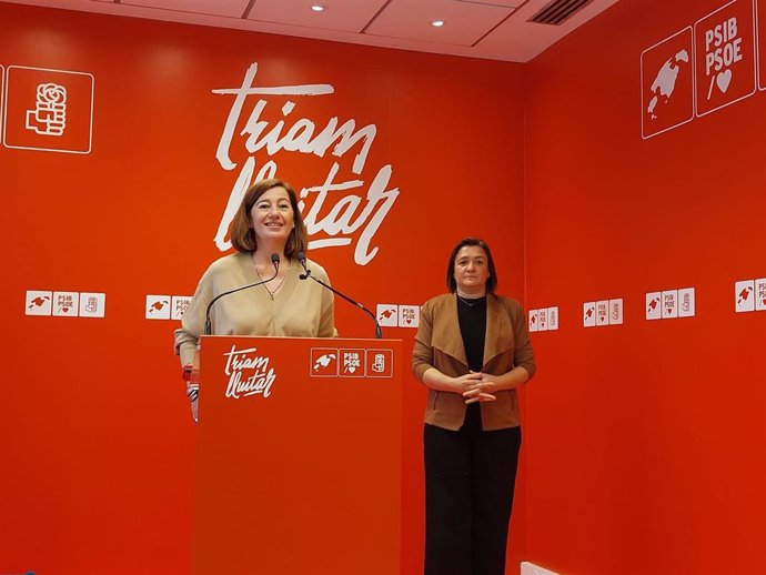 La secretaria general del PSIB-PSOE, Francina Armengol, acompañada de la diputada socialista en el Parlament Mercedes Garrido, en rueda de prensa