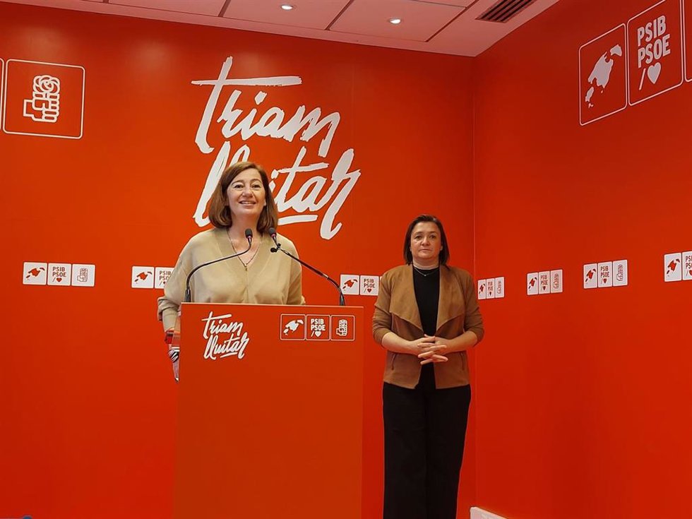 La secretaria general del PSIB-PSOE, Francina Armengol, acompañada de la diputada socialista en el Parlament Mercedes Garrido, en rueda de prensa