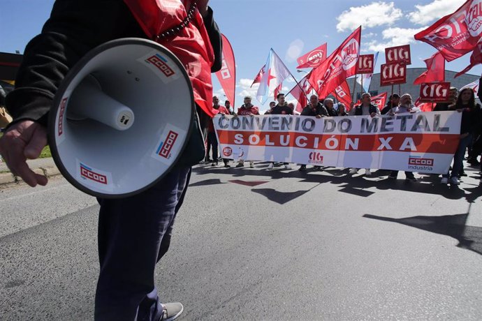 Archivo - Varias personas protestan con carteles durante una manifestación por la renovación del convenio del meta