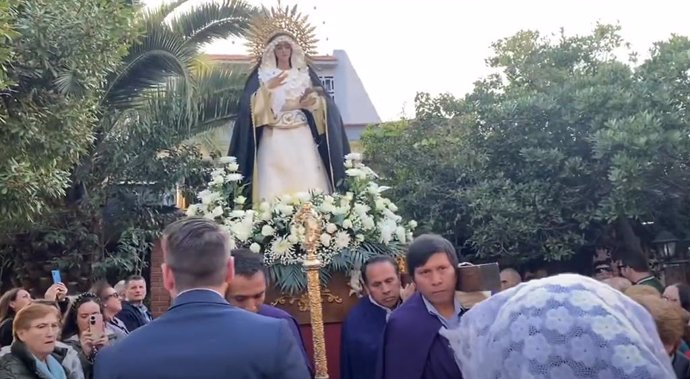 Imagen de la procesión del Dulce Nombre María Macarena que recorrió las calles del madrileño barrio de Las Águilas.