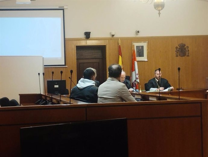 El condenado, primero por la izquierda, junto al intérprete que le asistió el día del juicio.